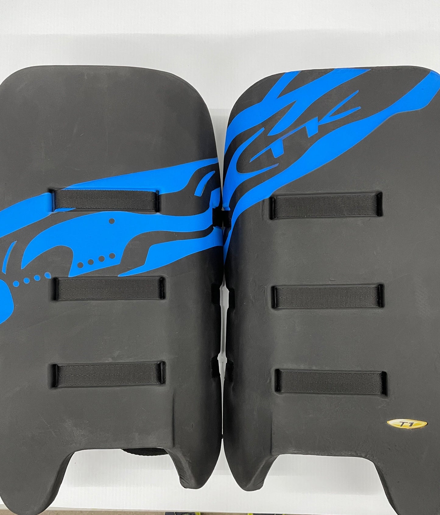 TK LEG GUARD BLACK/BLUE